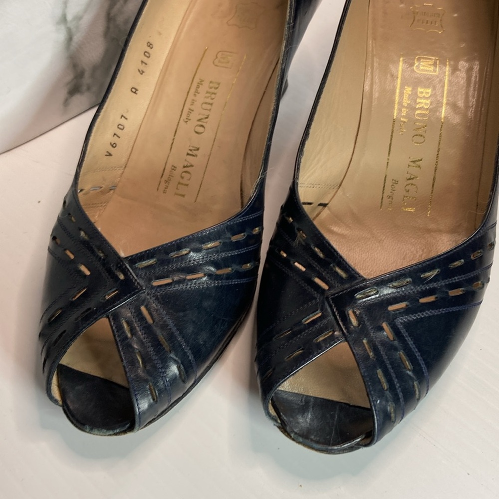 Vintage dark navy size 7 open toe Bruno Magali Italian made pumps. B17 2” heels - Picture 3 of 6
